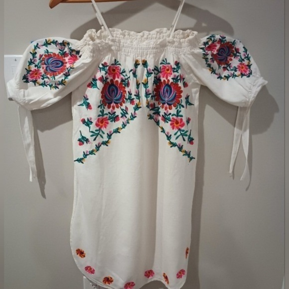 Beautiful Strapless/Spaghetti Strap Floral Embroidered  Dress Size S/M